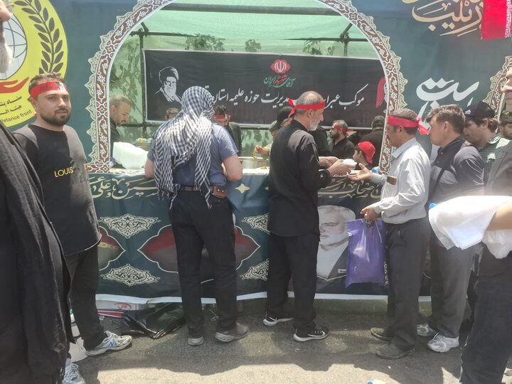 تصاویر / موکب خدمت رسانی عبرات با مشارکت موسسه مدیریت حوزه علمیه استان قزوین در تهران  برای زائران بدرقه آقای شهید
