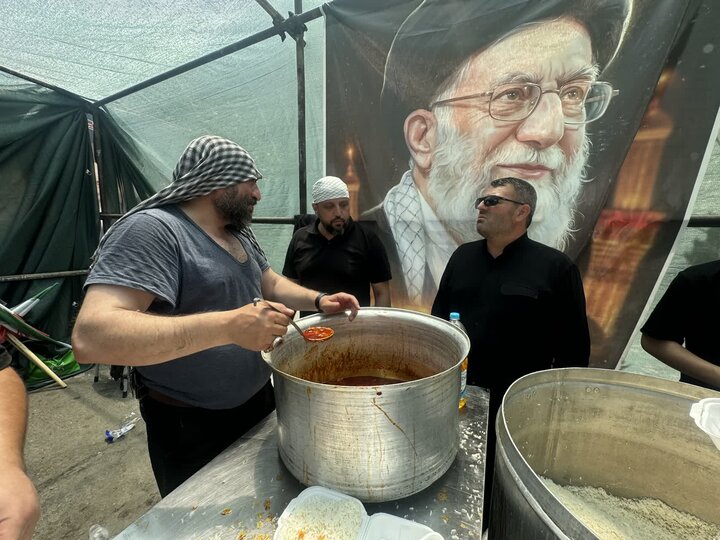 تصاویر / تداوم خدمت رسانی موکب عبرات موسسه مدیریت حوزه علمیه استان قزوین به زائران مراسم تشییع آقای شهید ایران (-قسمت سوم )