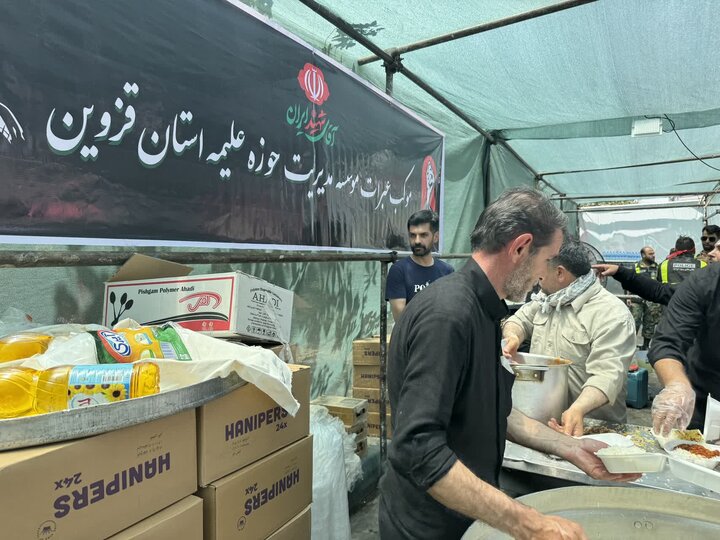 بتصاویر / تداوم خدمت رسانی موکب عبرات موسسه مدیریت حوزه علمیه استان قزوین به زائران مراسم تشییع آقای شهید ایران (-قسمت سوم )