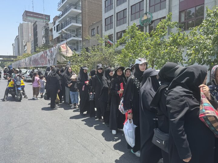 بتصاویر / تداوم خدمت رسانی موکب عبرات موسسه مدیریت حوزه علمیه استان قزوین به زائران مراسم تشییع آقای شهید ایران (-قسمت سوم )
