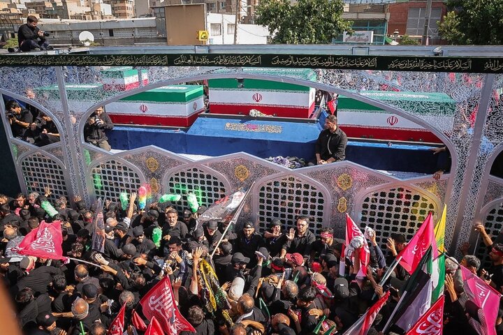 ملايين الإيرانيين يشيعون جثمان الإمام الخامنئي وأفراد عائلته في طهران