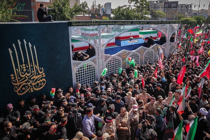 ملايين الإيرانيين يشيعون جثمان الإمام الخامنئي وأفراد عائلته في طهران