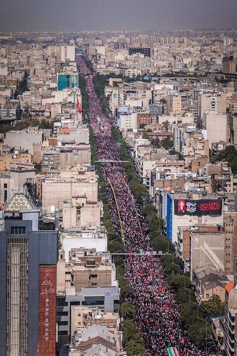 ملايين الإيرانيين يشيعون جثمان الإمام الخامنئي وأفراد عائلته في طهران