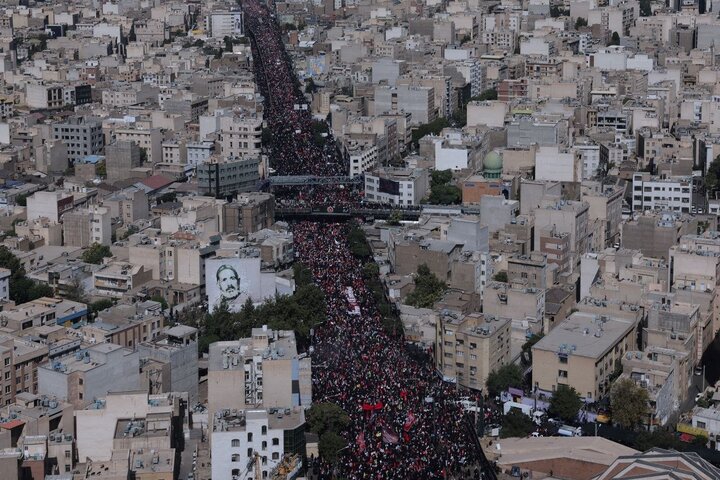 ملايين الإيرانيين يشيعون جثمان الإمام الخامنئي وأفراد عائلته في طهران