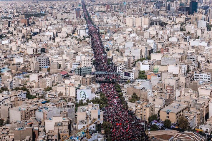 ملايين الإيرانيين يشيعون جثمان الإمام الخامنئي وأفراد عائلته في طهران