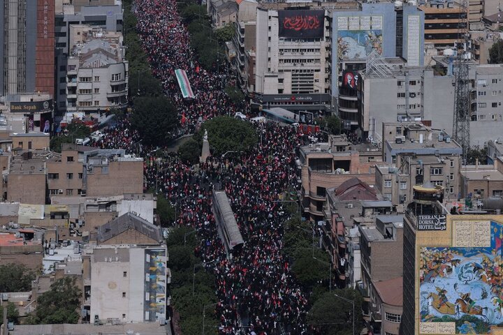 ملايين الإيرانيين يشيعون جثمان الإمام الخامنئي وأفراد عائلته في طهران