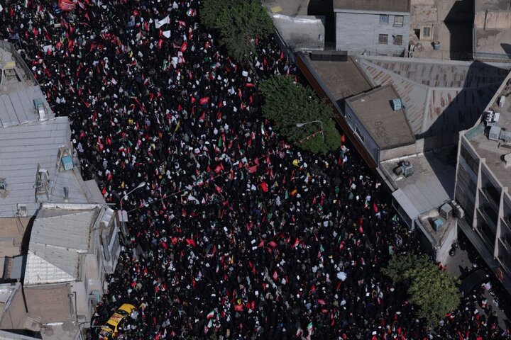 ملايين الإيرانيين يشيعون جثمان الإمام الخامنئي وأفراد عائلته في طهران
