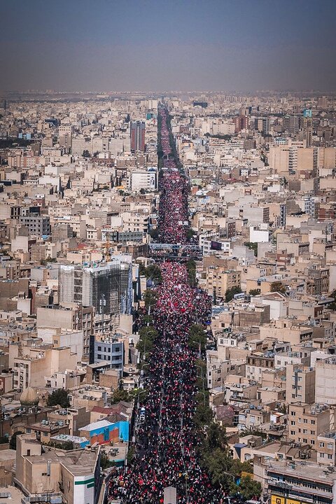 ملايين الإيرانيين يشيعون جثمان الإمام الخامنئي وأفراد عائلته في طهران