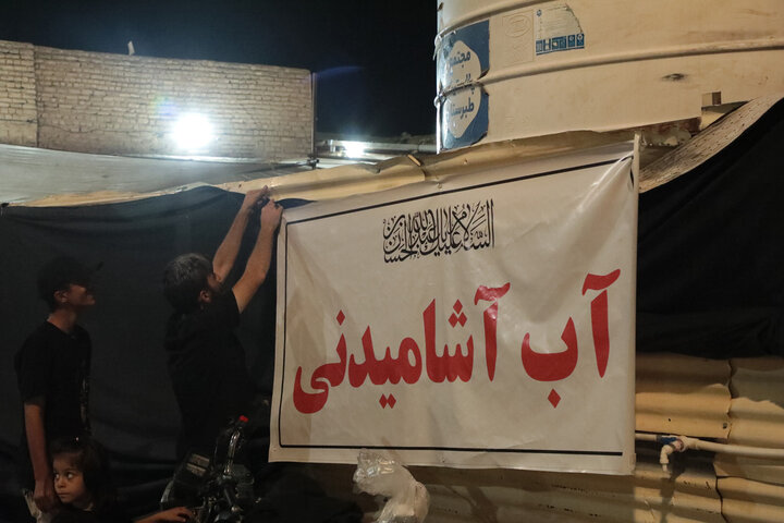 تصاویر/ خدمات گسترده حرم امامزاده موسی مبرقع(ع) برای زائران تشییع پیکر رهبر شهید انقلاب