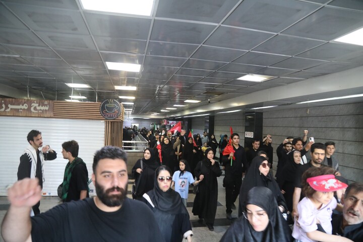 تصاویر/ حال و هوای مترو تهران در تشییع قائدشهید امت