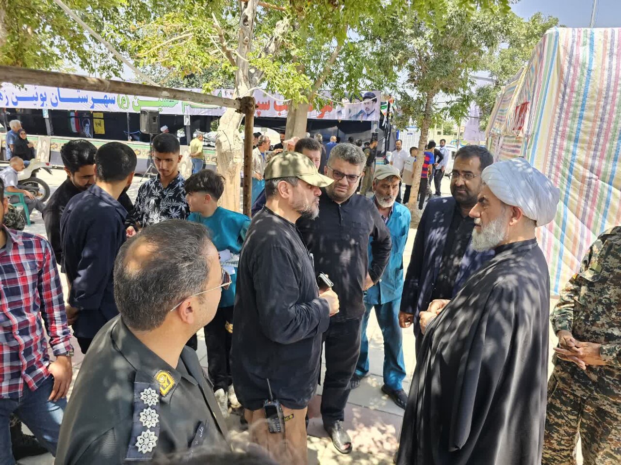 خدمت جهادی استادان و طلاب مدرسه علمیه امام حسین(ع) در میادین اصلی تهران