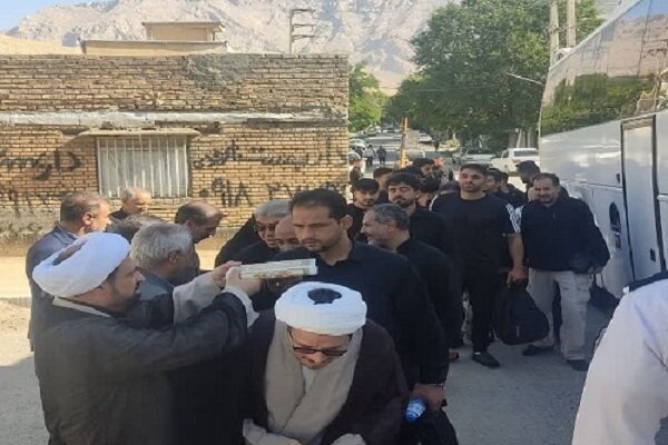 حرکت کاروان شهرستان هرسین به سوی آیین تشییع پیکر رهبر شهید انقلاب+عکس