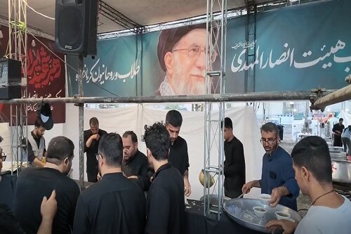 فیلم| پذیرایی موکب حوزه علمیه کرمانشاه از وداع کنندگان امام شهید در مصلای تهران
