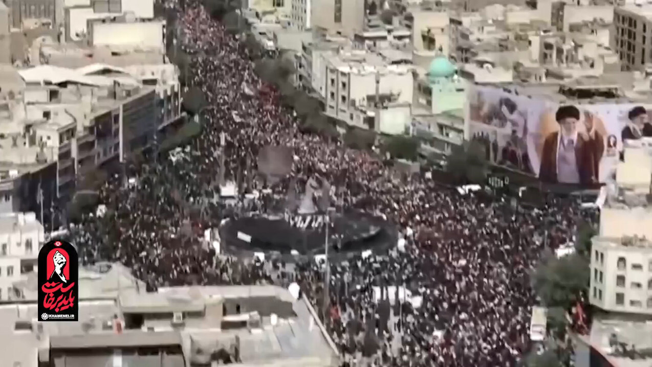 Tehran şəhəri şəhid Ayətullah Seyid Əli Xameneinin matəminə bürünüb / Səhər saatlarından etibarən milyonlarla insan dəfnə geden marşrutlara axışıb