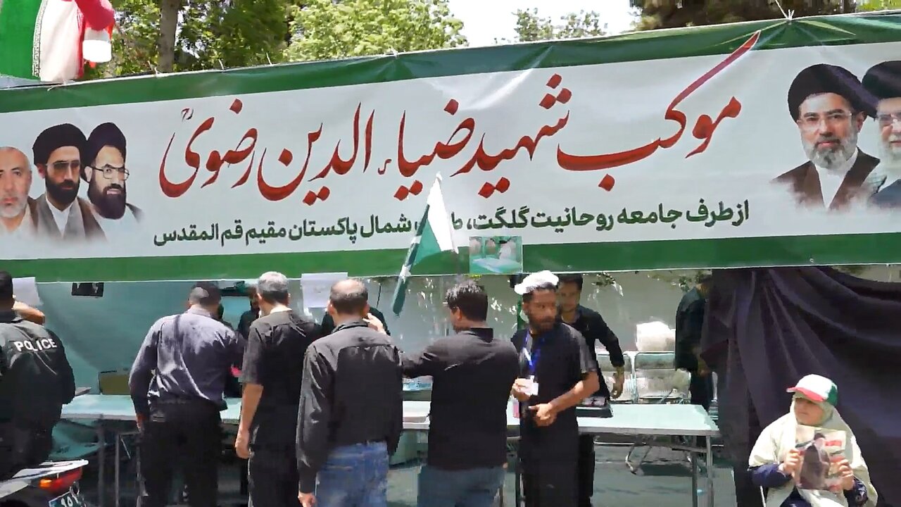 فیلم| برپایی موکب توسط طلاب پاکستانی در مراسم تشییع آقای شهید ایران