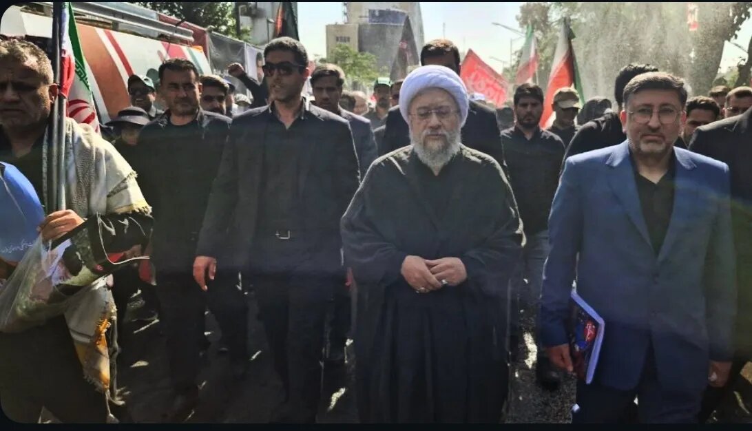 حضور آیت‌الله آملی لاریجانی در مراسم تشییع پیکر مطهر رهبر شهید