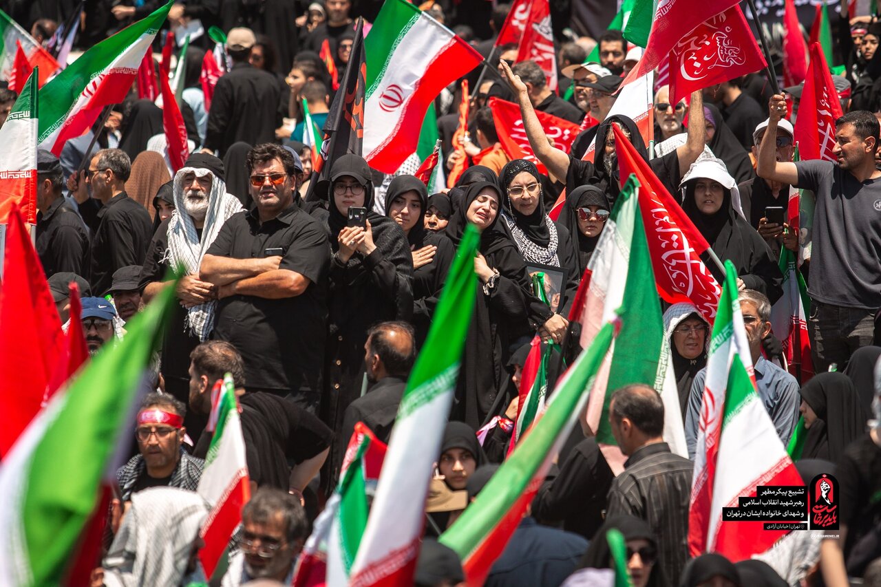 مشيّعو حثمان الإمام الخامنئي في طهران يوجّهون رسالة إلى ترامب: ستری ما سيحدث