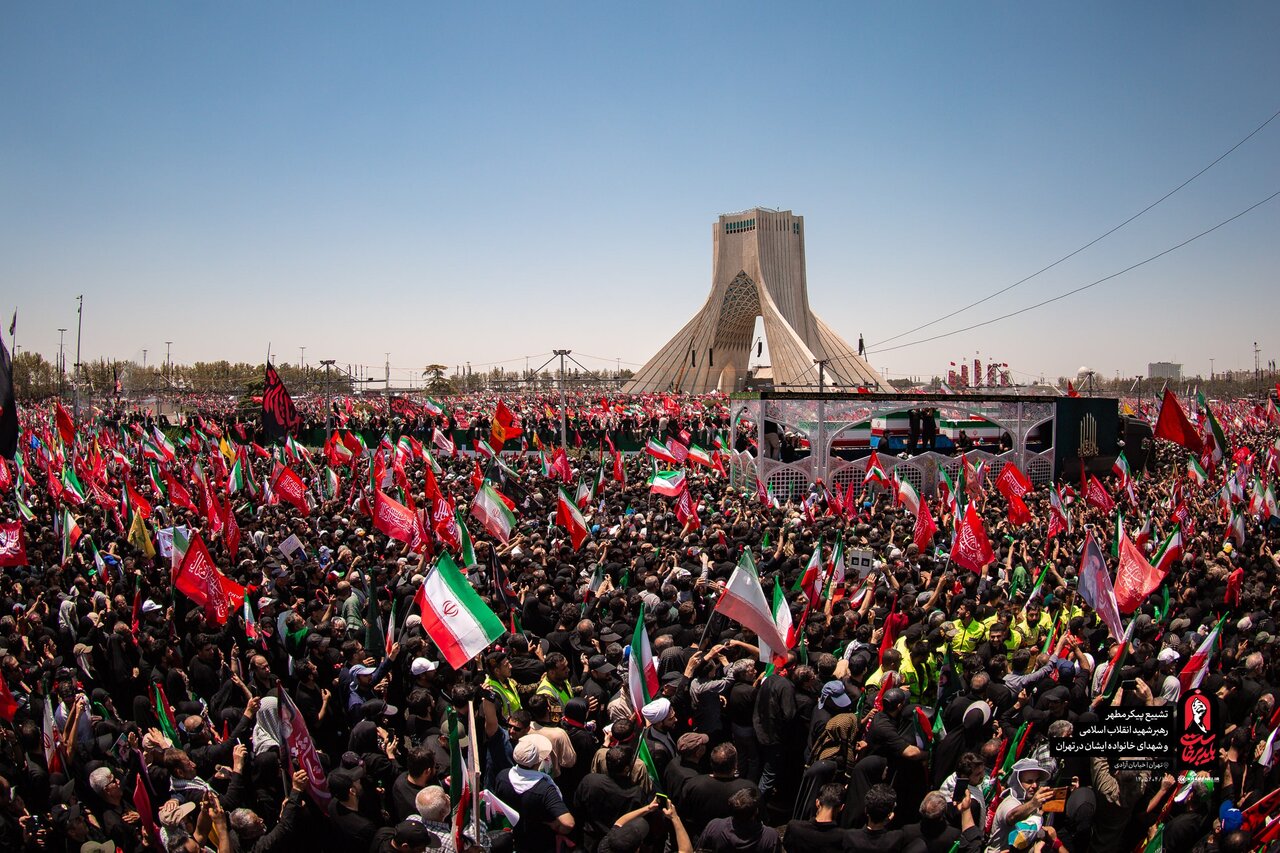مشيّعو حثمان الإمام الخامنئي في طهران يوجّهون رسالة إلى ترامب: ستری ما سيحدث