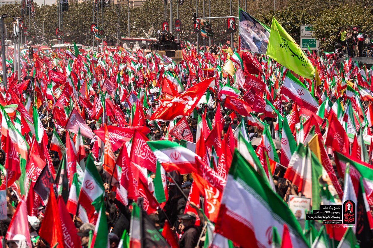 مشيّعو حثمان الإمام الخامنئي في طهران يوجّهون رسالة إلى ترامب: ستری ما سيحدث