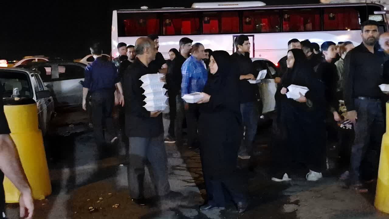 موکب پذیرایی بخش برزک، میزبان برگشت عزاداران زائرین قائد شهید امت+فیلم وعکس