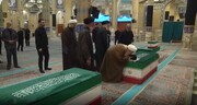 L’Ayatollah Javadi Amoli rende omaggio al martire Ayatollah Khamenei baciandone il turbante