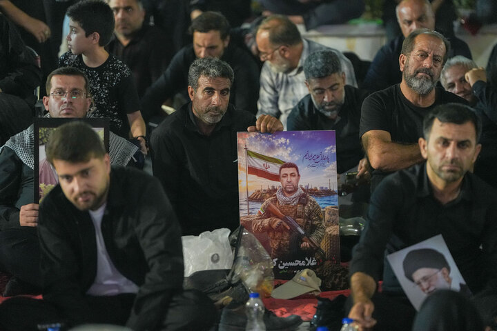 L’atmosfera della sacra Moschea di Jamkaran alla vigilia della cerimonia funebre del Leader della Rivoluzione Islamica a Qom