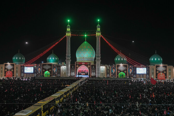 L’atmosfera della sacra Moschea di Jamkaran alla vigilia della cerimonia funebre del Leader della Rivoluzione Islamica a Qom