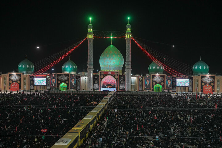 L’atmosfera della sacra Moschea di Jamkaran alla vigilia della cerimonia funebre del Leader della Rivoluzione Islamica a Qom