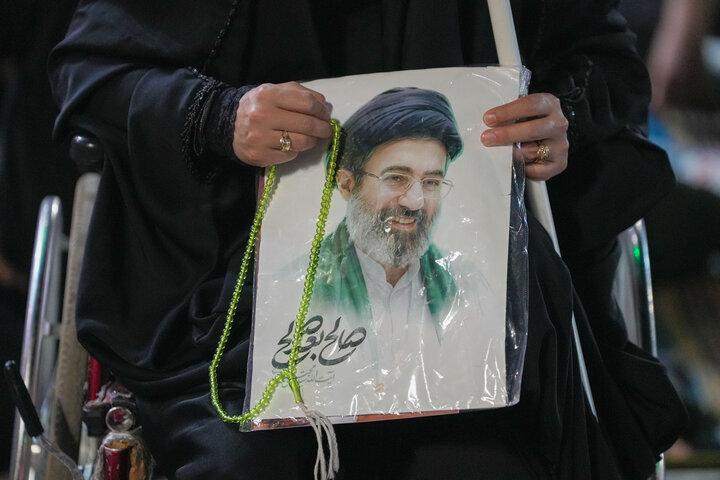 L’atmosfera della sacra Moschea di Jamkaran alla vigilia della cerimonia funebre del Leader della Rivoluzione Islamica a Qom