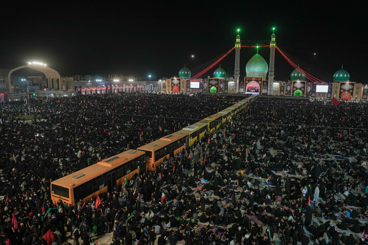 L’atmosfera della sacra Moschea di Jamkaran alla vigilia della cerimonia funebre del Leader della Rivoluzione Islamica a Qom