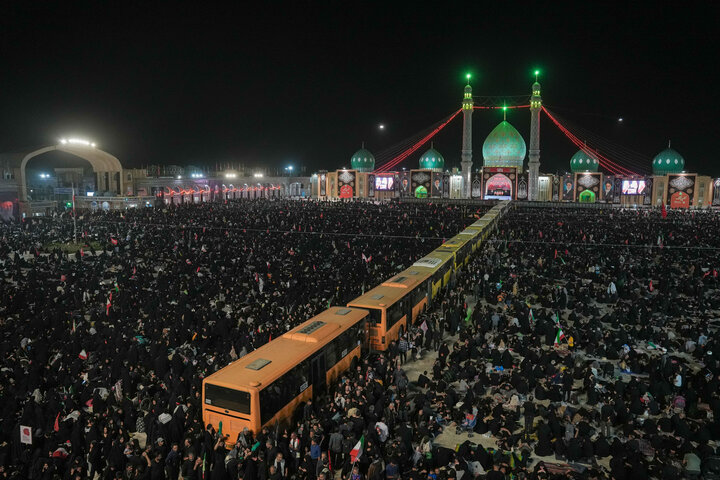 L’atmosfera della sacra Moschea di Jamkaran alla vigilia della cerimonia funebre del Leader della Rivoluzione Islamica a Qom
