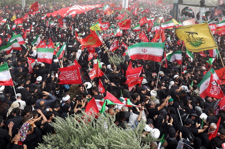 قم المقدسہ میں رہبر شہید (رہ) کی تشییع کے مناظر