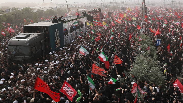 قم المقدسہ میں رہبر شہید (رہ) کی تشییع کے مناظر