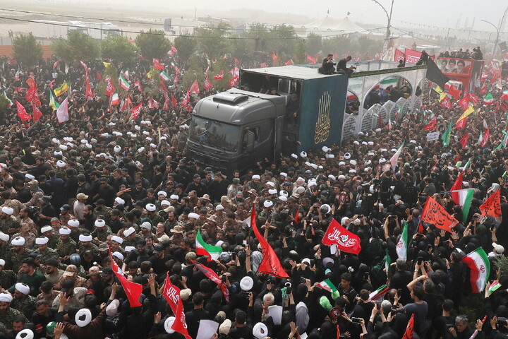 قم المقدسہ میں رہبر شہید (رہ) کی تشییع کے مناظر