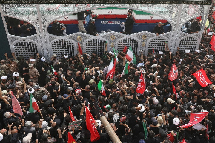 قم المقدسہ میں رہبر شہید (رہ) کی تشییع کے مناظر