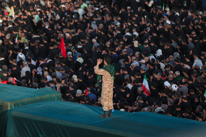 تصاویر/ اقامه نماز و و وداع با پیکر مطهر قائد شهید در مسجد مقدس جمکران
