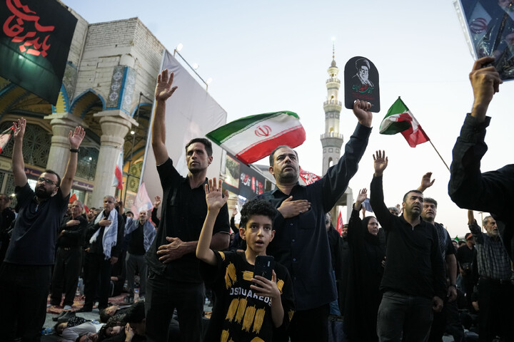 تصاویر/ اقامه نماز و و وداع با پیکر مطهر قائد شهید در مسجد مقدس جمکران