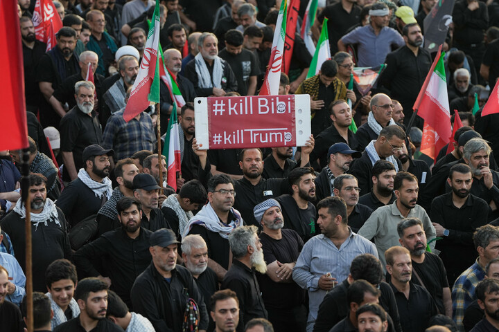 تصاویر/ اقامه نماز و و وداع با پیکر مطهر قائد شهید در مسجد مقدس جمکران