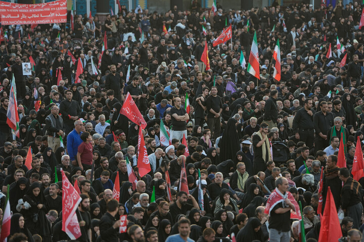 تصاویر/ اقامه نماز و و وداع با پیکر مطهر قائد شهید در مسجد مقدس جمکران