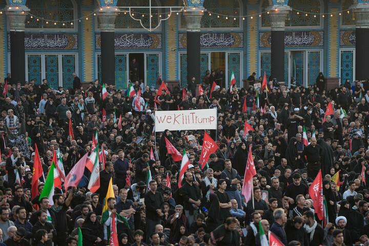 تصاویر/ اقامه نماز و و وداع با پیکر مطهر قائد شهید در مسجد مقدس جمکران