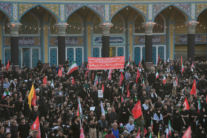 تصاویر/ اقامه نماز و و وداع با پیکر مطهر قائد شهید در مسجد مقدس جمکران