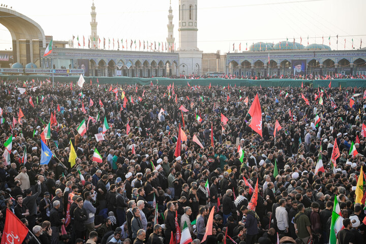 تصاویر/ اقامه نماز و و وداع با پیکر مطهر قائد شهید در مسجد مقدس جمکران