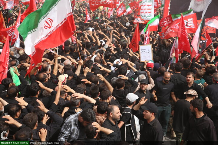 Photos/Qom : Marée humaine pour les funérailles épiques du Leader martyr de la Révolution