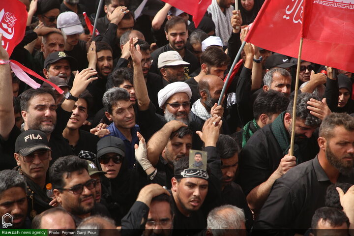 Photos/Qom : Marée humaine pour les funérailles épiques du Leader martyr de la Révolution