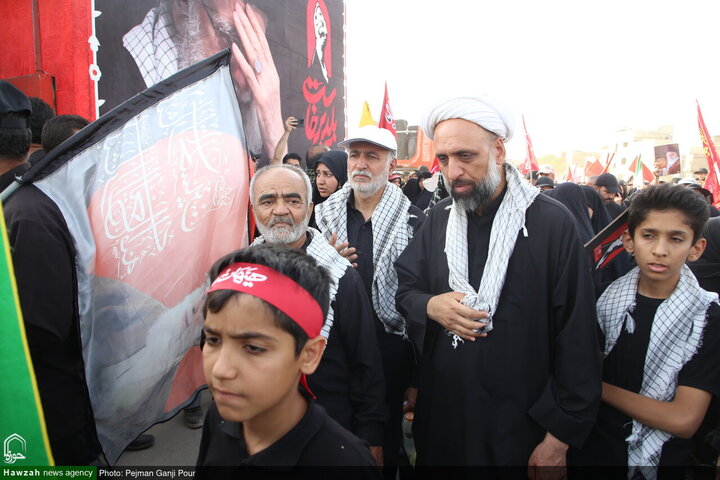 Photos/Qom : Marée humaine pour les funérailles épiques du Leader martyr de la Révolution