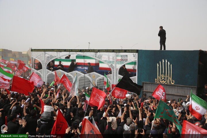 Photos/Qom : Marée humaine pour les funérailles épiques du Leader martyr de la Révolution