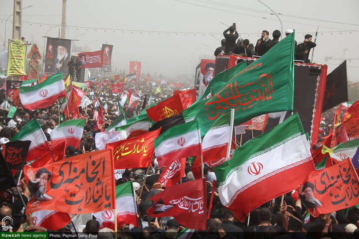 Photos/Qom : Marée humaine pour les funérailles épiques du Leader martyr de la Révolution