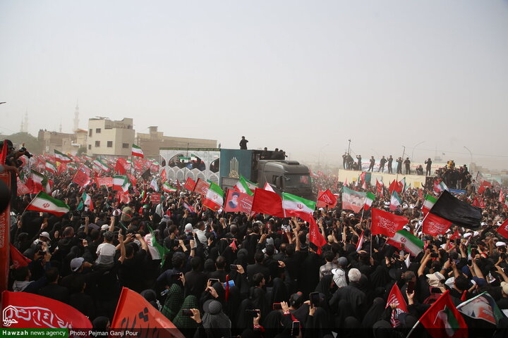 Photos/Qom : Marée humaine pour les funérailles épiques du Leader martyr de la Révolution