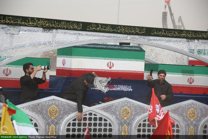 Photos/Qom : Marée humaine pour les funérailles épiques du Leader martyr de la Révolution