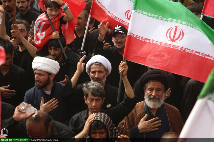 Photos/Qom : Marée humaine pour les funérailles épiques du Leader martyr de la Révolution